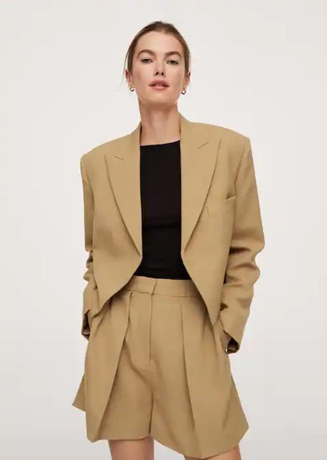 En marrón medio y tejido de viscosa, esta blazer cropped de diseño recto, con cuello de solapa y mangas largas abullonadas, esta blazer de Mango con bolsillo de ribete en la pechera ha pasado de 69,99 euros a 39,99 euros y queda en las tallas M y L. 
