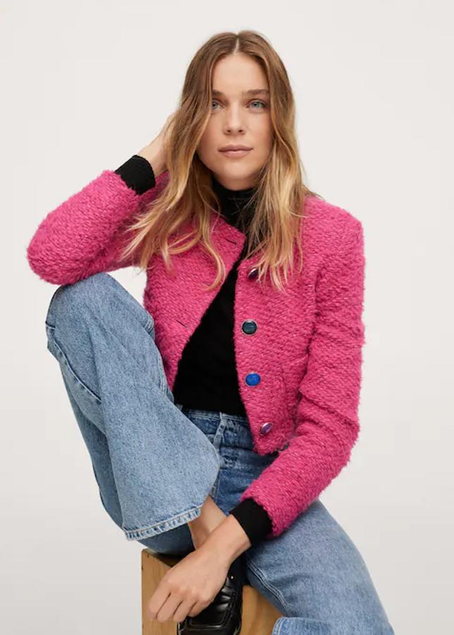En tejido tweed y color fucsia, esta chaqueta cropped de Mango confeccionada en mezcla de lana, de diseño recto y con cuello redondo viene con dos bolsillos de parche en el frontal y cierre de botones en efecto joya de colores. Solo queda en las tallas S, M y XXL y de 59,99 euros ha pasado a costar 35,99 euros. 
