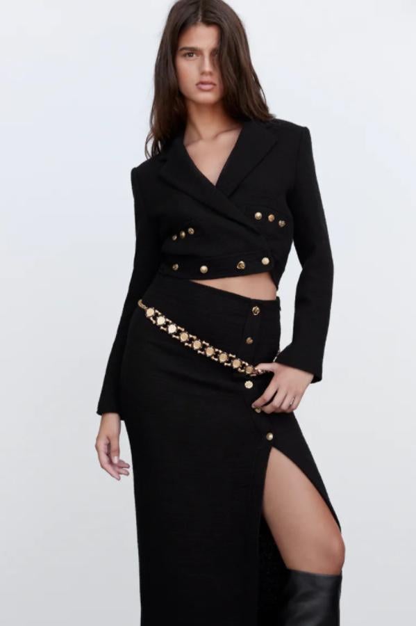 Con cuello y solapa, falsos bolsillos en delantero y detalle de botones metálicos en relieve esta blazer cropped negra de Zara con cierre frontal cruzado con botones ha pasado de 69,95 euros a 29,99 euros y solo queda en las tallas XL y XXL. 