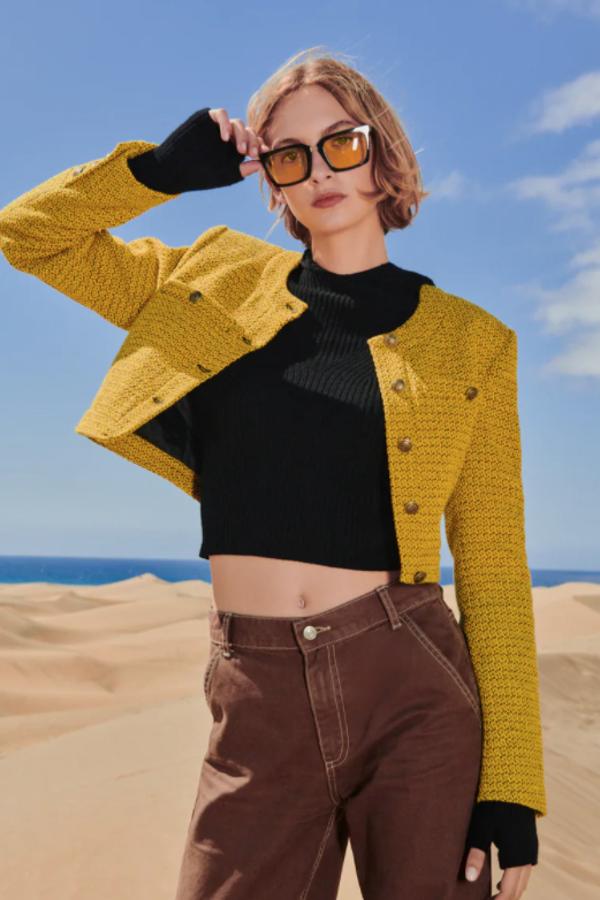 En color mostaza, con cuello redondo y mangas largas con hombreras, esta chaqueta cropped de Zara con falsos bolsillos en la pechera y cierre frontal de botones dorados ha pasado de 39,95 euros a 19,99 euros y solo queda en la talla XL. 