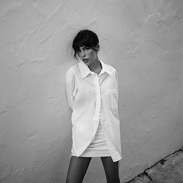 Imagen principal - Americanas, trajes, vaqueros, camisas y vestidos en tonos neutros: los básicos tendencia de Zara con los que conseguir el elegante y chic estilo sin esfuerzo de las influencers