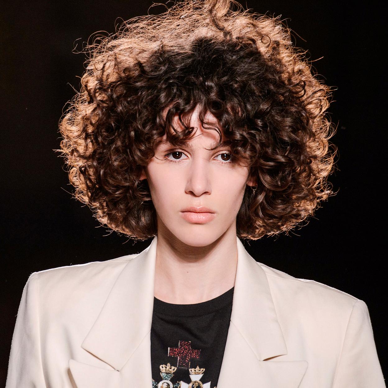 Pincha en la imagen para ver 9 productos para que recuperar tus rizos definidos con el curly girl method sea mucho más efectivo.