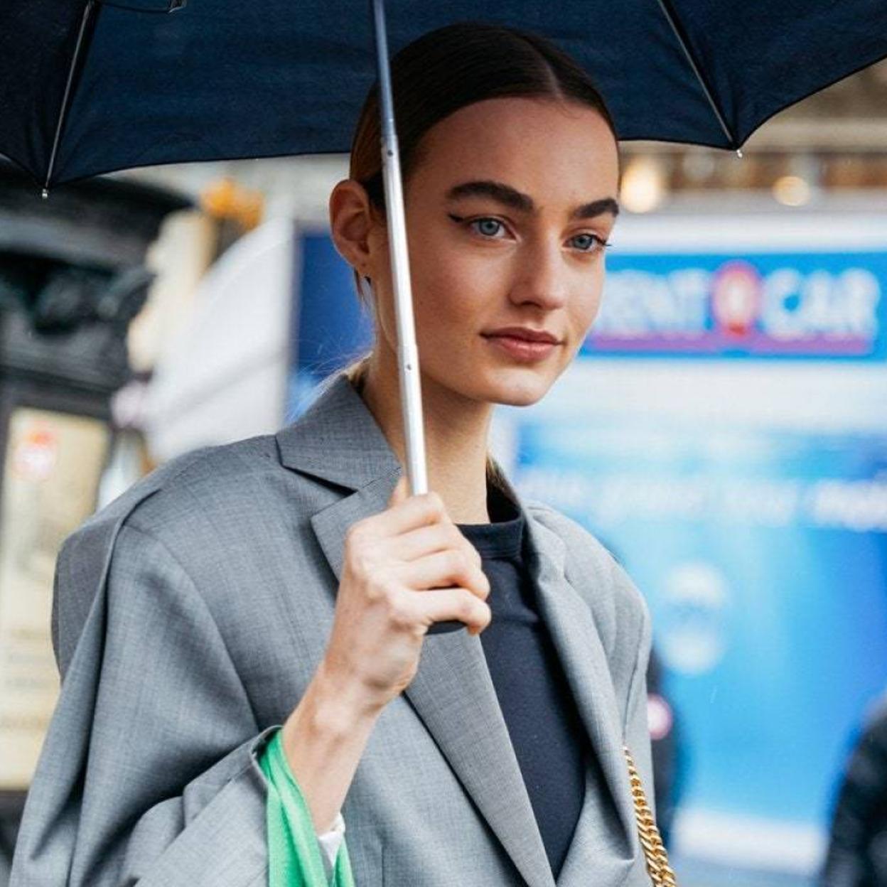 Pincha en la imagen para descubrir las mejores cremas hidratantes para luchar contra la luz azul, el otro gran agente externo que provoca el envejecimiento prematuro.