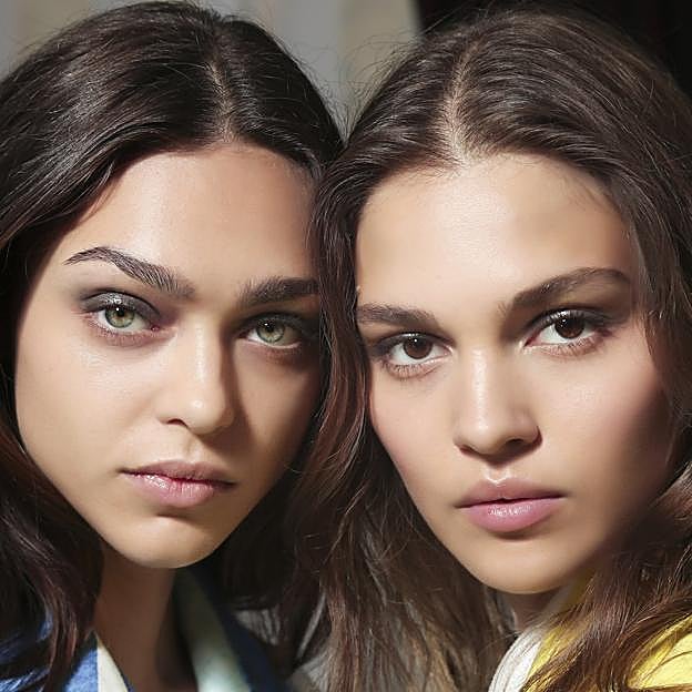 Esta temporada vas a querer llevar un maquillaje ahumado en tonos marrones porque favorece tanto a los ojos claros como a los oscuros