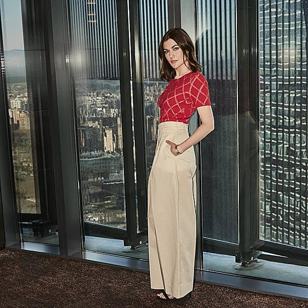 Marta Nieto lleva jersey de Mango, pantalón de Tommy Hilfiger y sandalias de Mascaró.