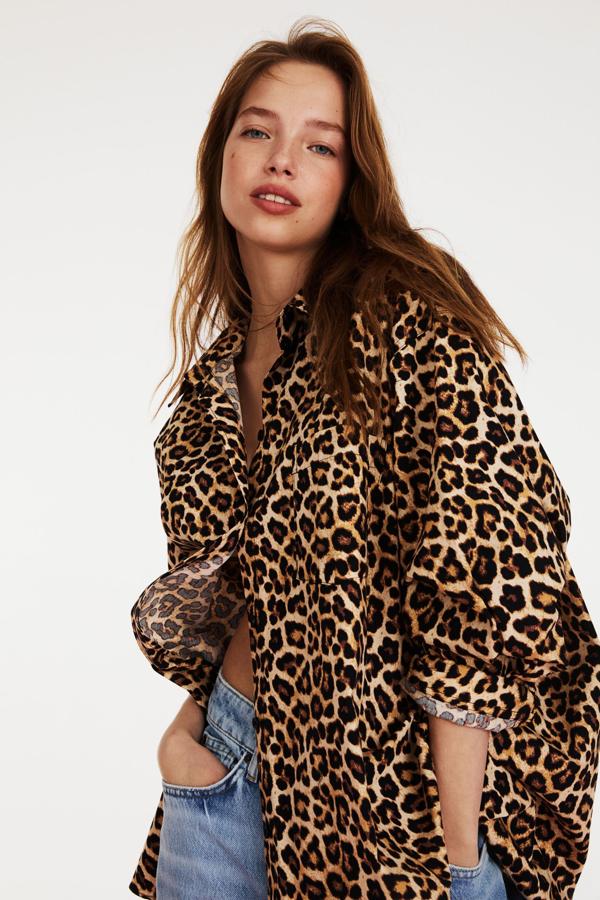 Estampado de leopardo para esta camisa oversize de H&M confeccionada en algodón, que viene con cuello clásico, cierre de botones frontal y bajo asimétrico ligeramente redondeado. Disponible entre las tallas XS y XXL, cuesta 24,99 euros. 