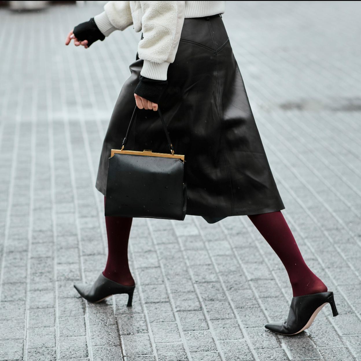 Verde o azul y en efecto piel: las faldas midi que no pueden faltar en tu armario están en la nueva colección de Zara