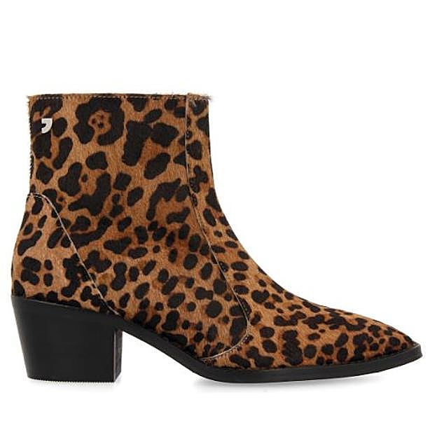 Imagen principal - El truco de Amaia Salamanca para rejuvenecer un look negro y convertirlo en uno de diez son unos originales botines que hemos encontrado en Zara