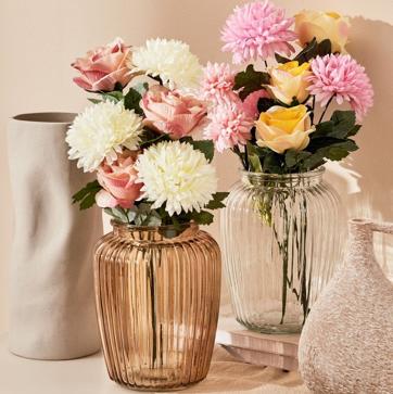 Imagen secundaria 1 - En Primark Home encontramos plantas artificiales, con maceteros incluidos, por 7 euros, y ramos de flores artificiales por 1 euros.