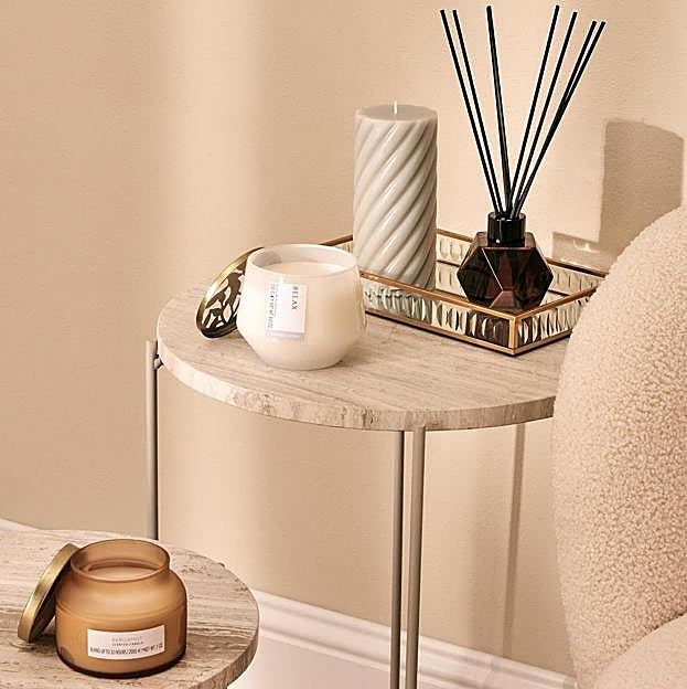 Imagen principal - Velas aromáticas y sticks de esencia de Primark Home, entre 0.80 y 3.50 euros.