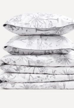 Imagen secundaria 2 - La mesilla está rebajada en El Corte Inglés a 299 euros y el juego de cama, a 24.95 euros.