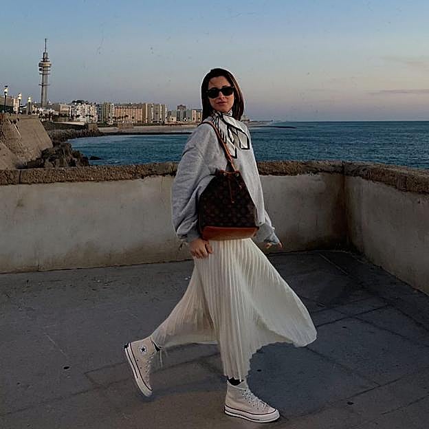 Existe el look con falda midi y sudadera gris que triunfa en la oficina, en la tendencia y en Instagram