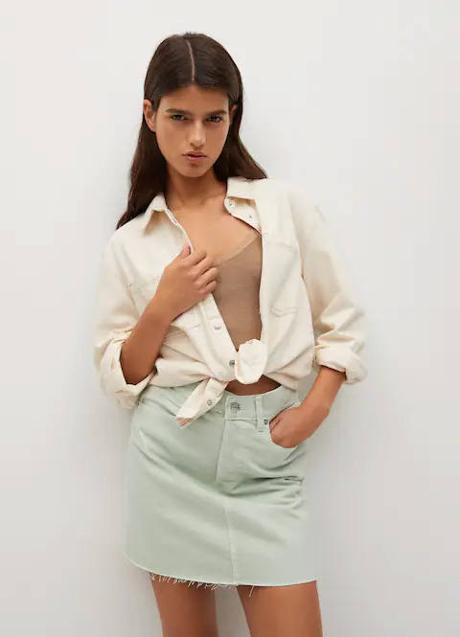 Imagen - La falda denim tiene un diseño recto