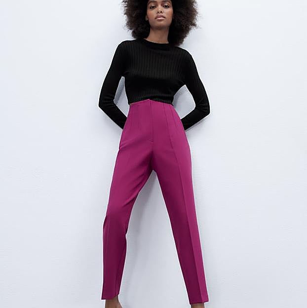 Imagen principal - 1. Pantalón de tiro alto y corte recto de la nueva colección de primavera de Zara (25,99 euros). Disponible en 9 colores que van desde los clásicos beige o gris a los tonos más atrevidos como el ciruela. 