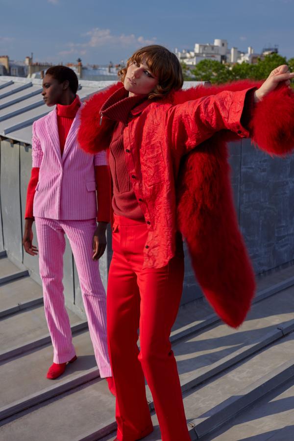 Traje rosa y jersey de Longchamp, y botas de Courrèges. Abrigo rojo de Michael Kors, camisa y pantalones de Zadig & Voltaire, y suéter de cachemira, de Notshy.