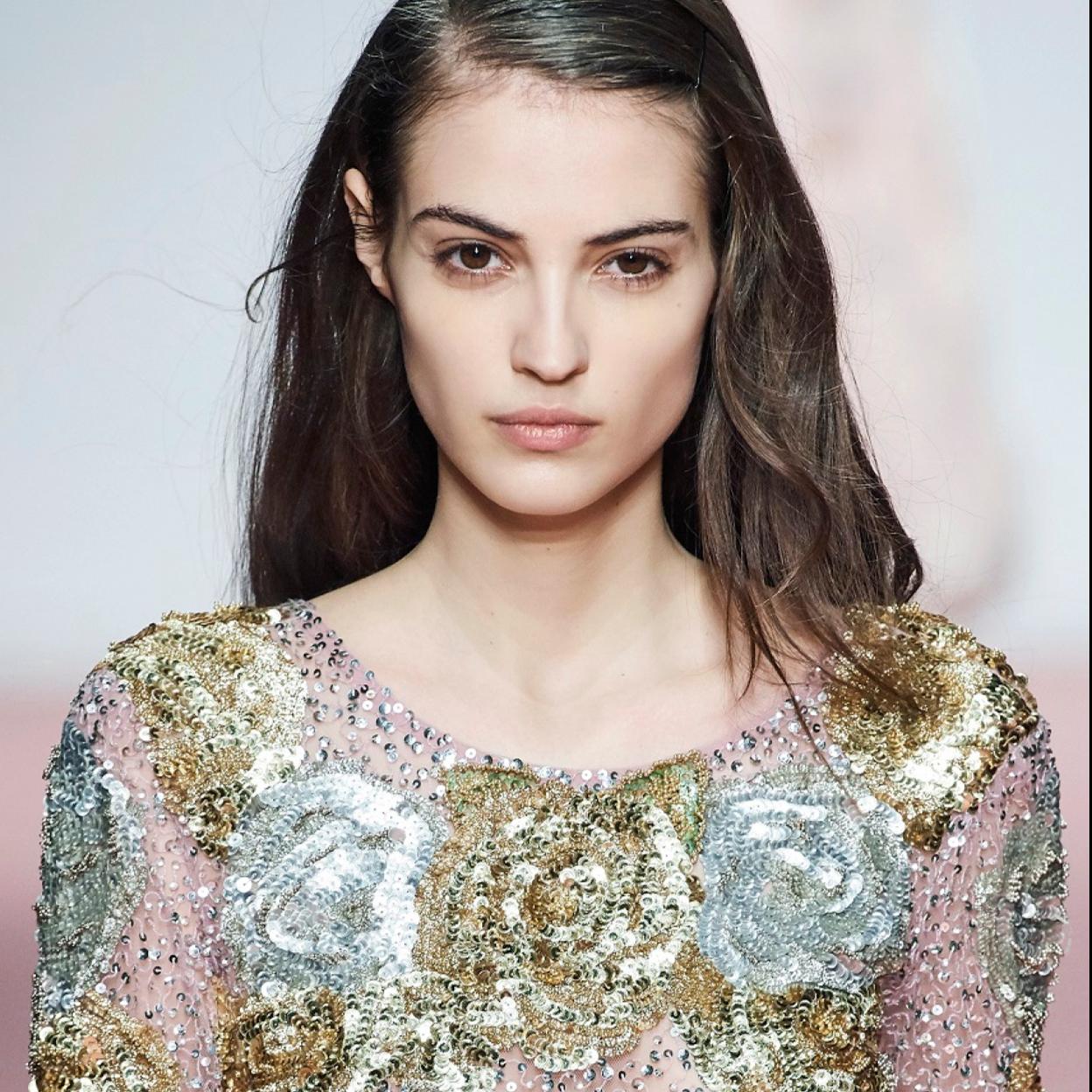 Pincha en la imagne para conocer las mejores (y asequibles) cremas hidratantes para pieles grasas para conseguir un rostro liso y sin brillos. 