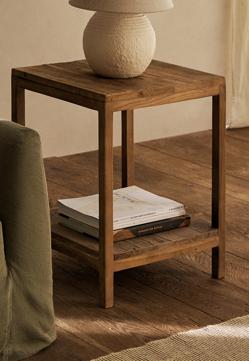 Imagen secundaria 2 - El taburete de madera reciclada de Zara Home cuesta 59.99 euros y las dos mesas auxiliares de madera reciclada, 149 euros.