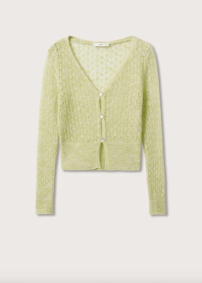 En punto calado y color lima este cárdigan de lana con terminaciones de canalé y diseño crop con escote de pico y cierre de botones frontal a tono podemos comprarlo por 29,99 euros. 