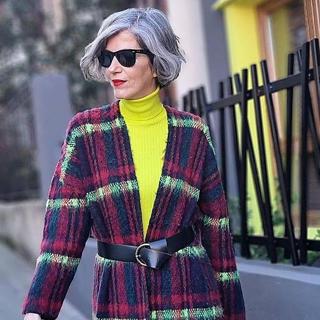 El look con chaqueta de punto larga estampada de cuadros y leggings, cómodo y estiloso, que rejuvenece a los 50