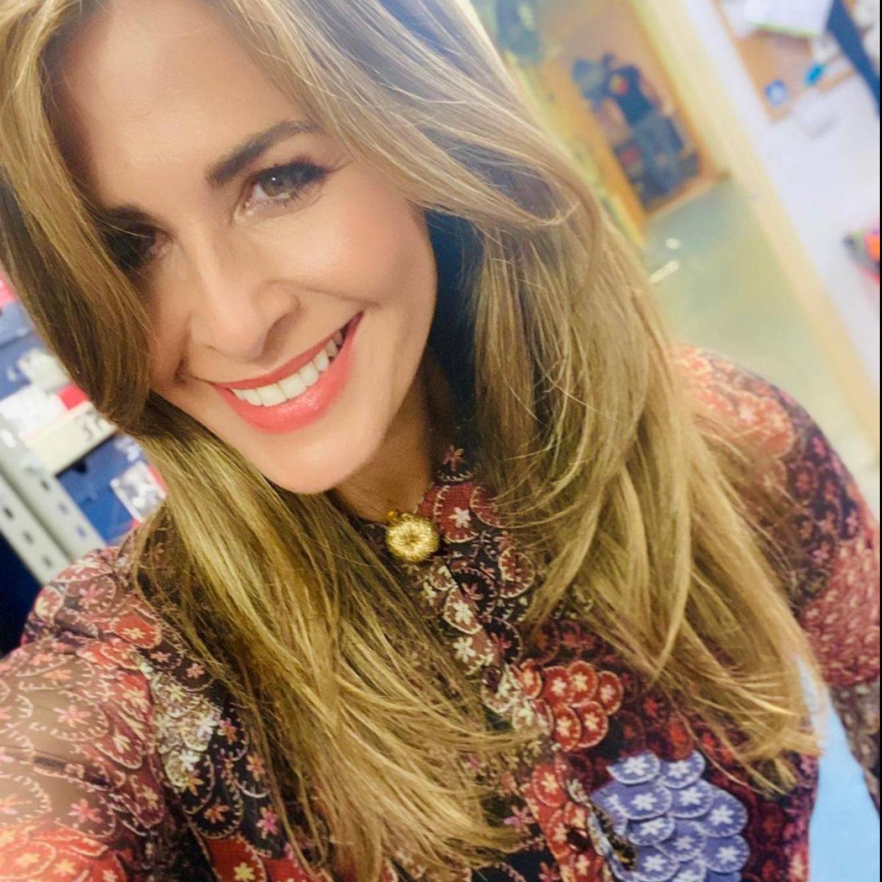 Pincha en la imagen para ver Rompe con la monotonía de los looks de invierno con los pantalones estampados de Mango que sientan de maravilla