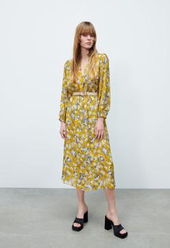 Imagen secundaria 2 - Vestidos de flores de corte midi con el amarillo, el verde y el ocre como protagonistas. 1. Vestido de manga larga de Mango (49,99 euros). 2. Vestido estampado con flores en verde empolvado de Mango (29,99 euros). 3. Vestido con cinturón de Zara (39,99 euros). 