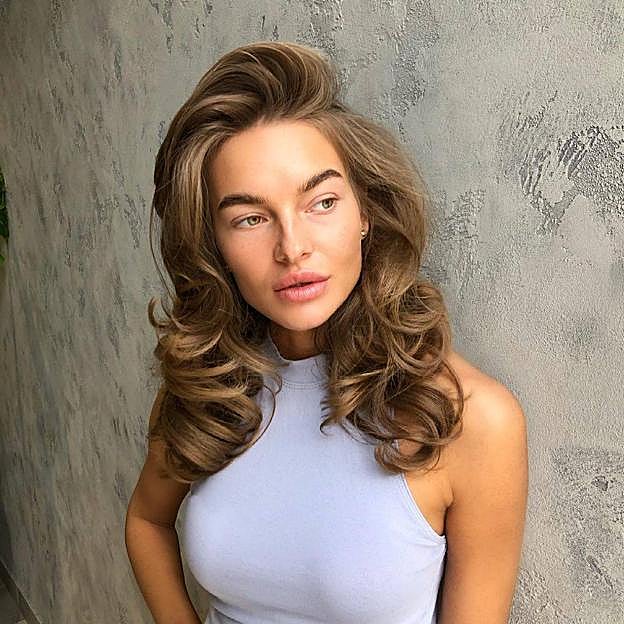 El truco viral fácil y rápido para conseguir un peinado estilo años 90 con mucho volumen y melena de supermodelo