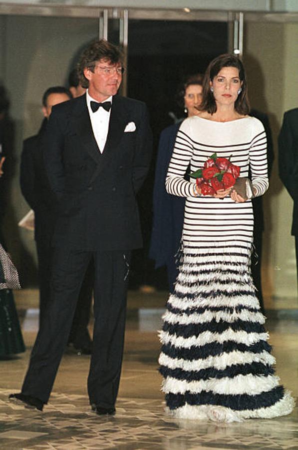 Vestida de Jean-Paul Gaultier Alta Costura, inspirado en el icónico jersey marinero, con plumas de avestruz, en el Baile de la Rosa de 2000.