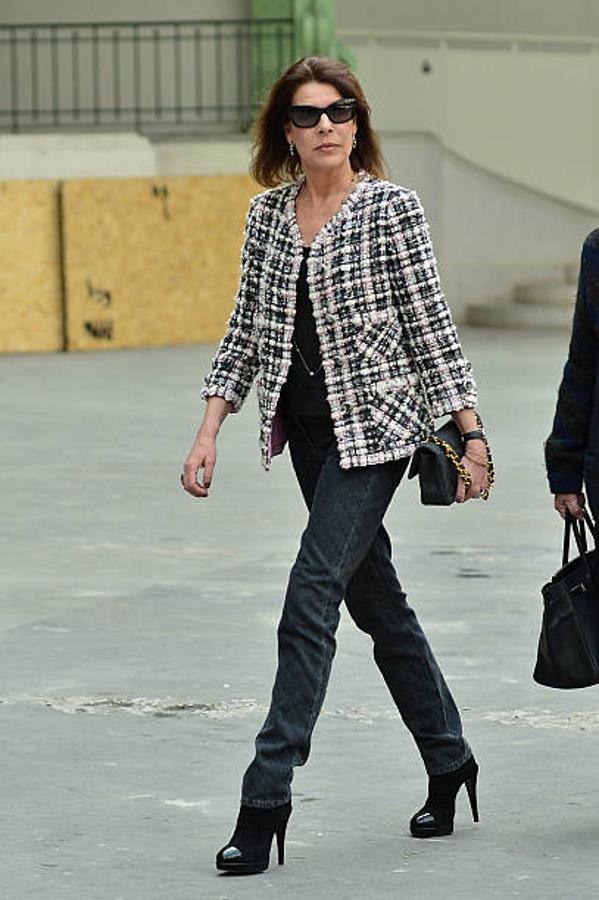 Impresionante, con chaqueta de Karl Lagerfeld para Chanel, taconazos y Vaqueros oscuros. Así asistió al Front Row del desfile otoño invierno de 2013, en la París Fashion Week. 