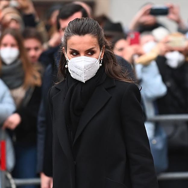 La Reina Letizia sorprende en Viena con un peinado muy rejuvenecedor: un semirrecogido con tupé con el que presume de canas