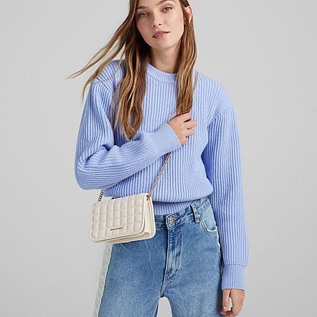 Imagen principal - 1. Bolso acolchado en color crudo de Bershka (15,99 euros). 2. Bolso guateado en color rojo con hebilla plateada de Sfera (17,99 euros). 3. Bolso de piel en tamaño mini en color naranja y con cadena dorada de Zara (39,99 euros). 