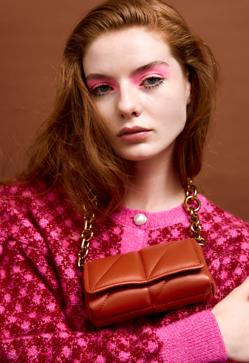 Imagen secundaria 2 - 1. Bolso acolchado en color crudo de Bershka (15,99 euros). 2. Bolso guateado en color rojo con hebilla plateada de Sfera (17,99 euros). 3. Bolso de piel en tamaño mini en color naranja y con cadena dorada de Zara (39,99 euros). 