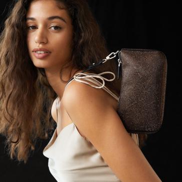 Imagen secundaria 1 - 1. Bolso de asa corta con piel grabada de color verde de Mango (19,99 euros). 2. Bolso estilo baguette con acabado metalizado de Mango (29,99 euros). 3. Bolso con cadena dorada y piel efecto cocodrilo de Sfera (16,99 euros). 