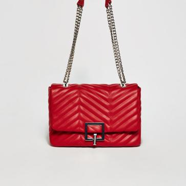 Imagen secundaria 1 - 1. Bolso acolchado en color crudo de Bershka (15,99 euros). 2. Bolso guateado en color rojo con hebilla plateada de Sfera (17,99 euros). 3. Bolso de piel en tamaño mini en color naranja y con cadena dorada de Zara (39,99 euros). 