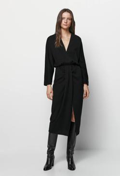 Imagen secundaria 2 - Efecto piel, palabra de honor o plisados: renueva el clásico vestido negro con estos modelos elegantes y en tendencia, para todos los gustos que acaban de llegar a tienda