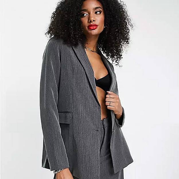 Imagen principal - El pantalón negro cuesta 41,99 €; la americana, 62,99 € y el chaleco, 34,99 €