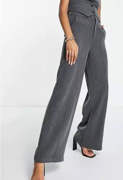 Imagen secundaria 2 - El pantalón negro cuesta 41,99 €; la americana, 62,99 € y el chaleco, 34,99 €