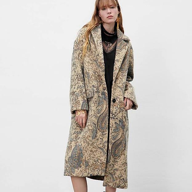 Imagen principal - En abrigo o vestido: estas son las prendas de estilo bohemio que confirman que el estampado &#039;paisley&#039; es el más elegante