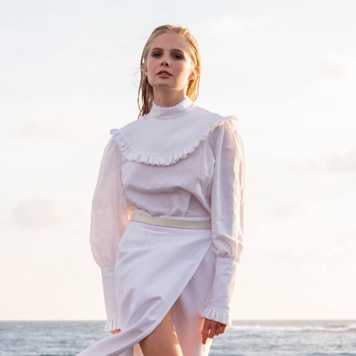 Pincha en la foto para ver camisas oversize, el básico que vuelve para convertirse en la prenda fetiche de tus looks casual