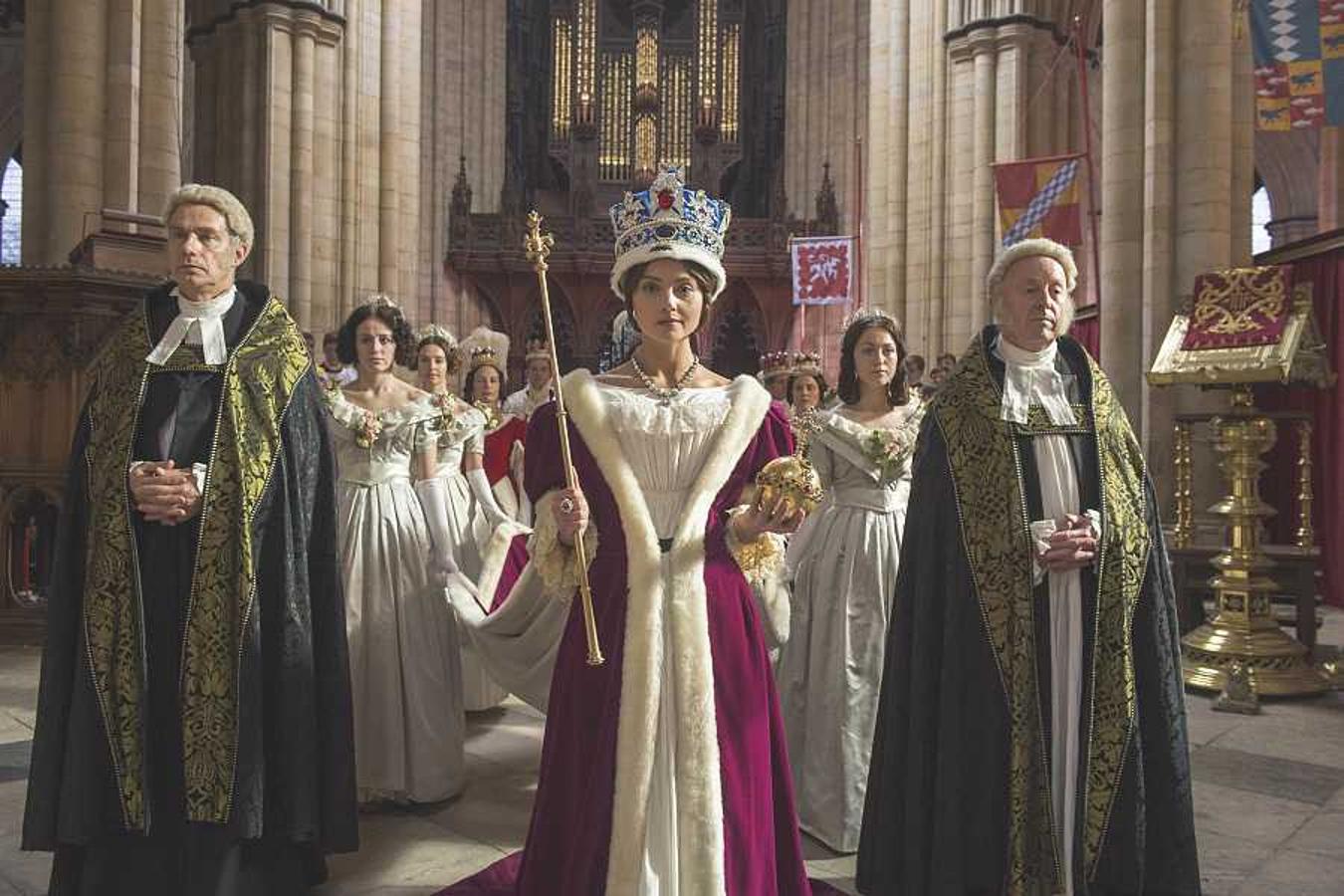 Jenna Coleman (La Serpiente) protagoniza esta producción histórica que narra la historia de Victoria de Inglaterra, la reina que marcó toda una época en su país. De sus primeros años como heredera al trono a su consolidación como regente, pasando por sus primeros años de reinado, esta producción británica compuesta por tres temporadas y 25 episodios es ideal para los fans de las series de época y de los personajes femeninos con personalidad propia.
