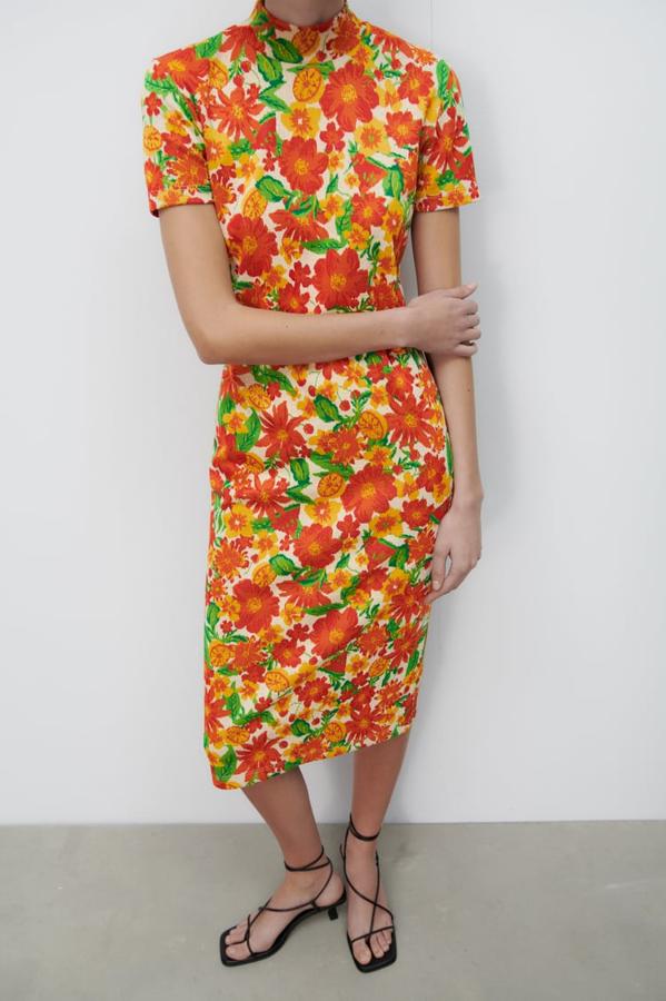Con un precioso estampado de flores en varios tonos de naranja, y algunos toques de verde, este vestido midi de Zara con cuello subido y mangas cortas que viene con cinturón en el mismo tejido cuesta 19,95 euros y está disponible en las tallas S, M y L. 