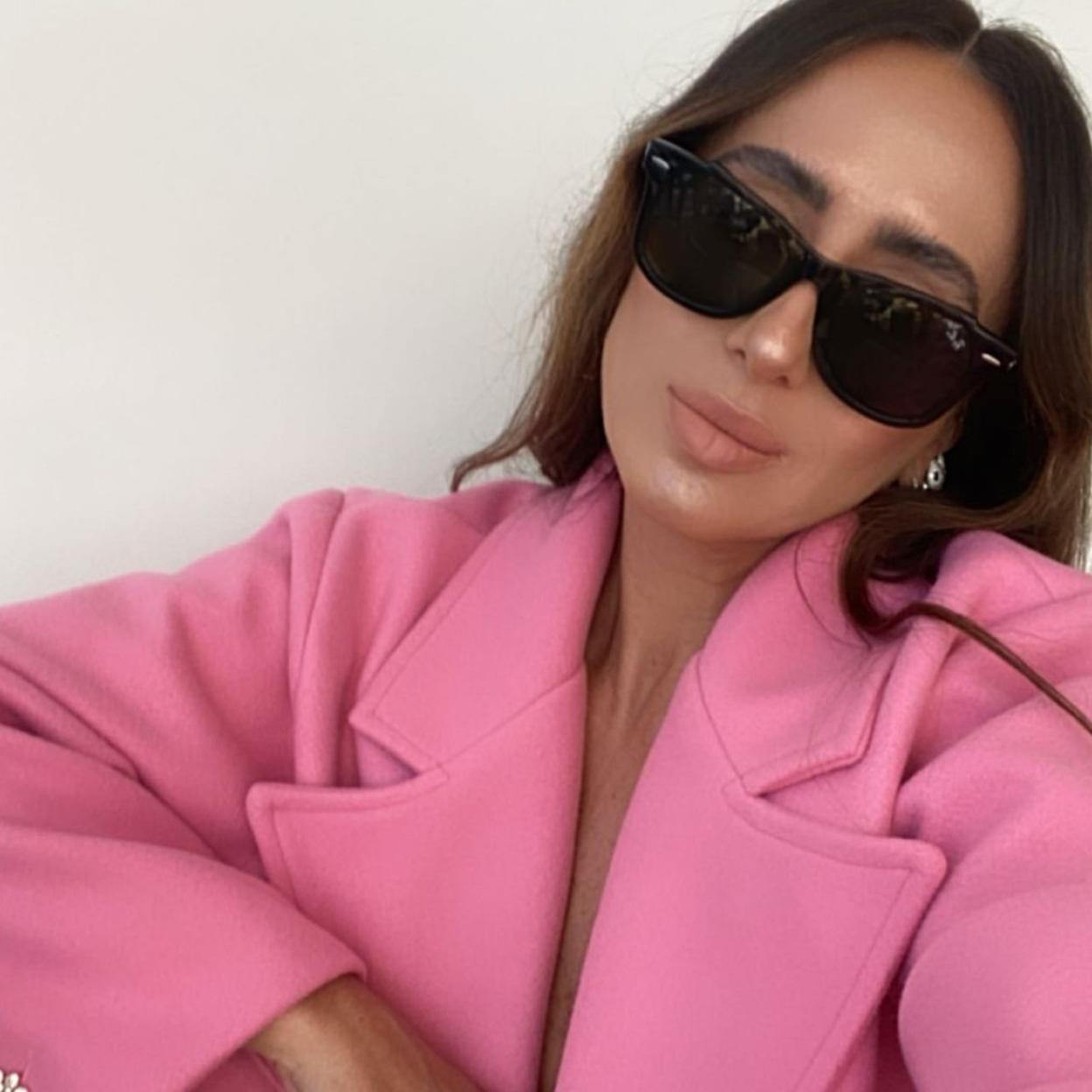 La combinación de color más tendencia de la primavera vuelve a ser verde y rosa.Pincha en la foto para ver tus posibilidades low cost para clonarla con prendas que rejuvenecen y afinan la silueta.