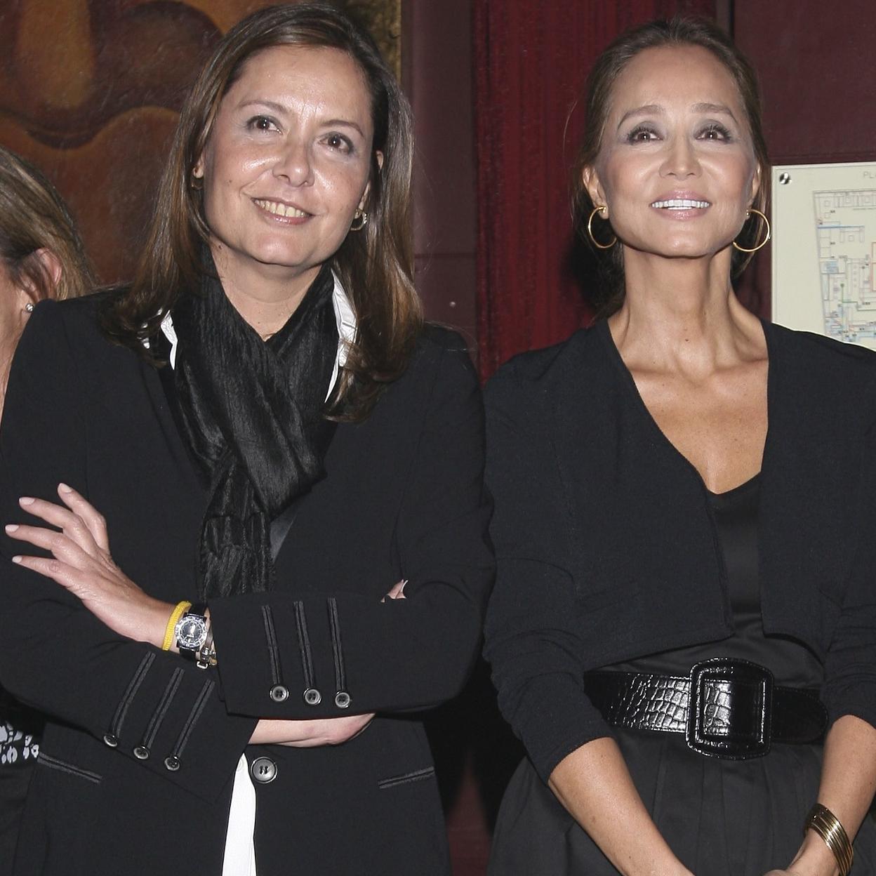 Imagen de Isabel Preysler con su hermana Beatriz en un acto en Madrid.