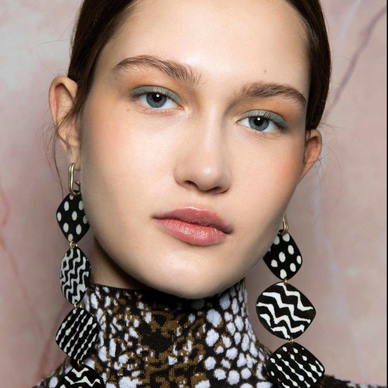 Pincha en la foto para ver más cremas y sérums para combatir las ojeras, acabar con las arrugas del contorno de los ojos y conseguir una mirada radiante