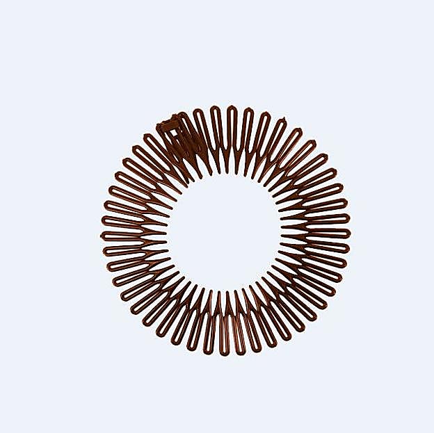 Las diademas zigzag de los 90 se vuelven a llevar, pero esta vez tienen un valor añadido, su efecto lifting en menos de 1 minuto. la puedes encontrar en Primor por 1 euro.