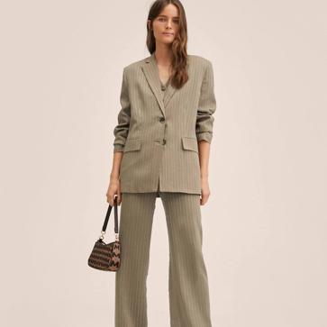 Imagen secundaria 1 - Estos son los trajes de tejido ligero para seguir yendo elegante a la oficina en entretiempo y primavera