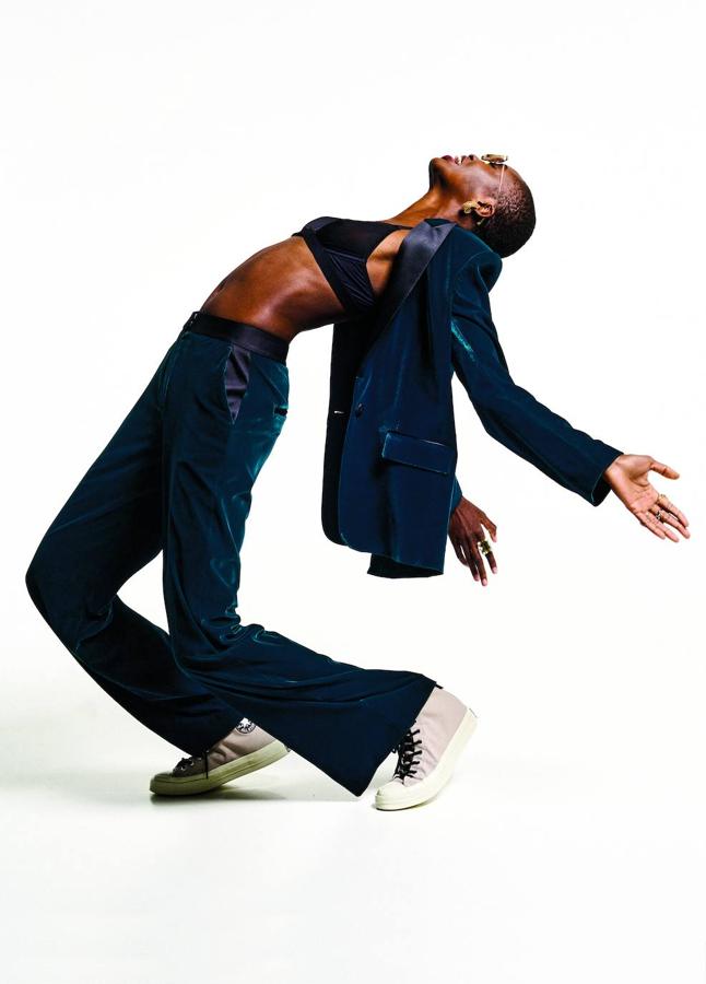 Traje de chaqueta y pantalón, de Karl Lagerfeld; sujetador de Intimissimi, zapatillas de Converse, gafas de sol de Kaleos, en The Workshop; y pendientes y anillos de Kessaris Boutique.