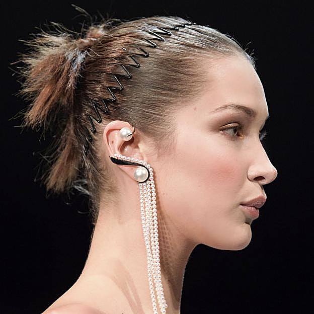 El accesorio de pelo que te querrás volver a poner porque consigue un efecto lifting en menos de 1 minuto