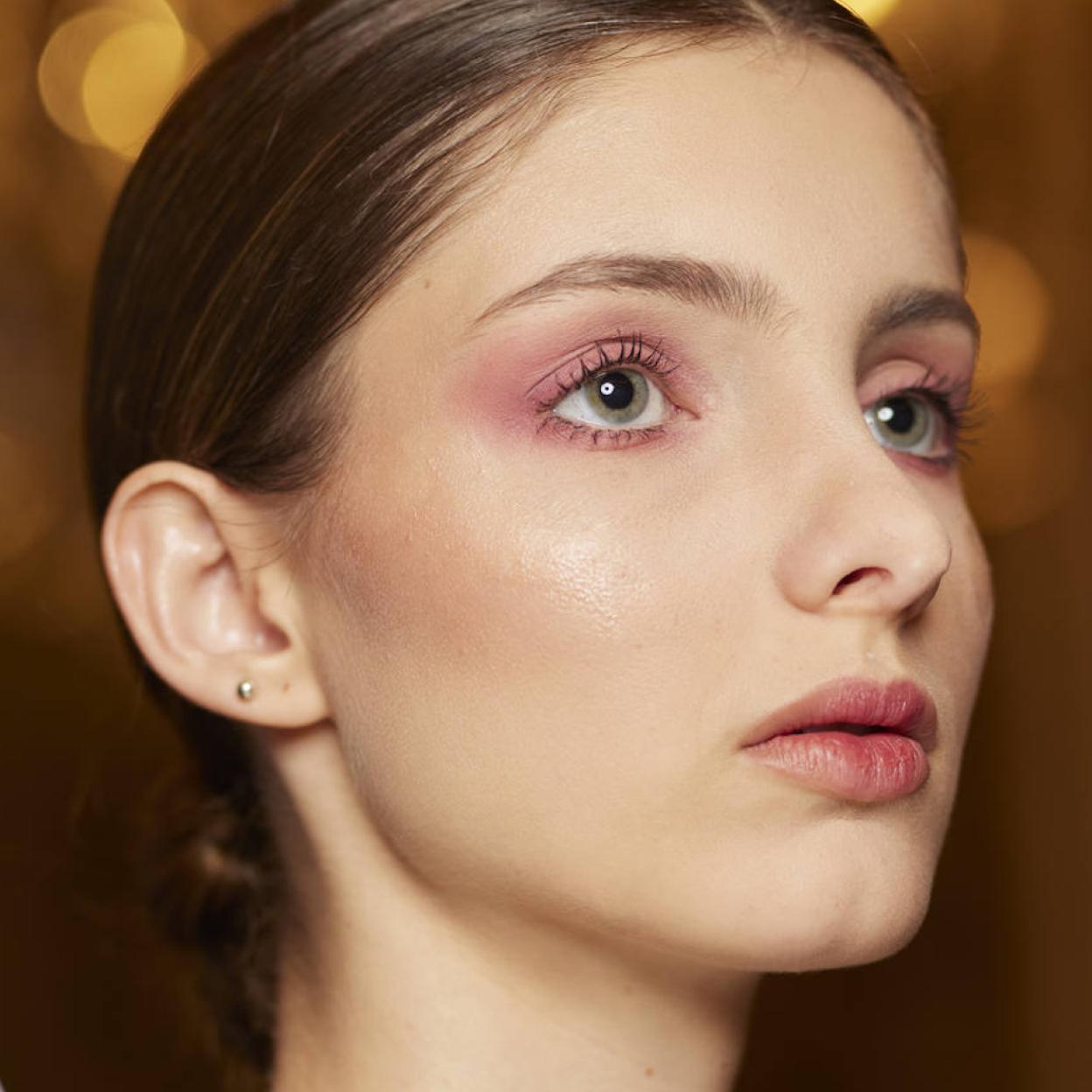 Pincha en la foto para ver cremas y sérums para combatir las ojeras, acabar con las arrugas del contorno de los ojos y conseguir una mirada radiante