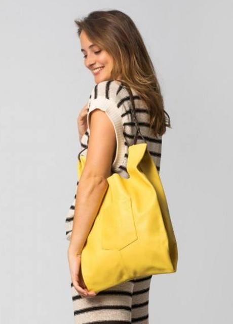 Imagen - El bolso con el que darás alegría a tus looks es un shopper amarillo made in Spain