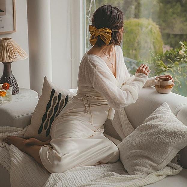 Imagen principal - Esta chaqueta de punto blanco de Zara se ha convertido en el primer éxito de ventas de la nueva temporada. Puede ser tuya por 35,99 euros. 